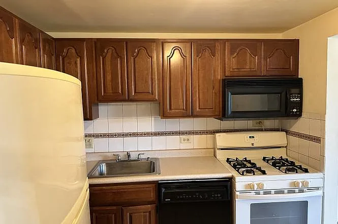 1460 Fairlane Dr #225 — Photo 4