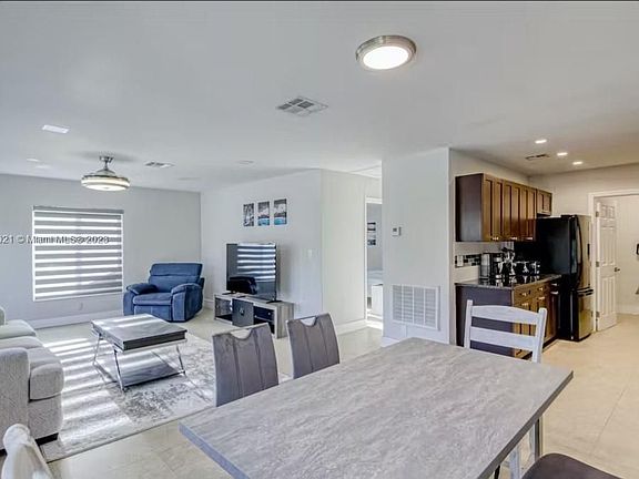 5th image of 2421 NE 25th Pl #2421