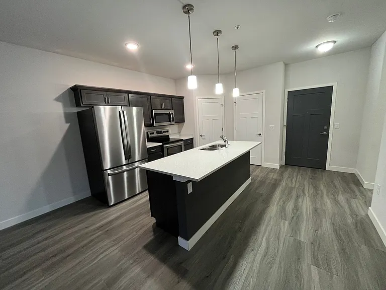 Cottage Grove Commons: 1400 N Windsor — Photo 39