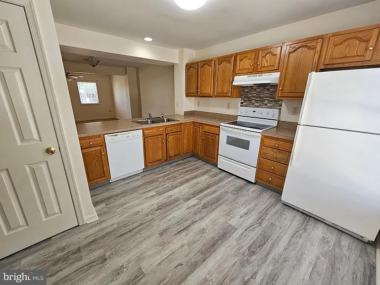 218 E North St — Photo 32