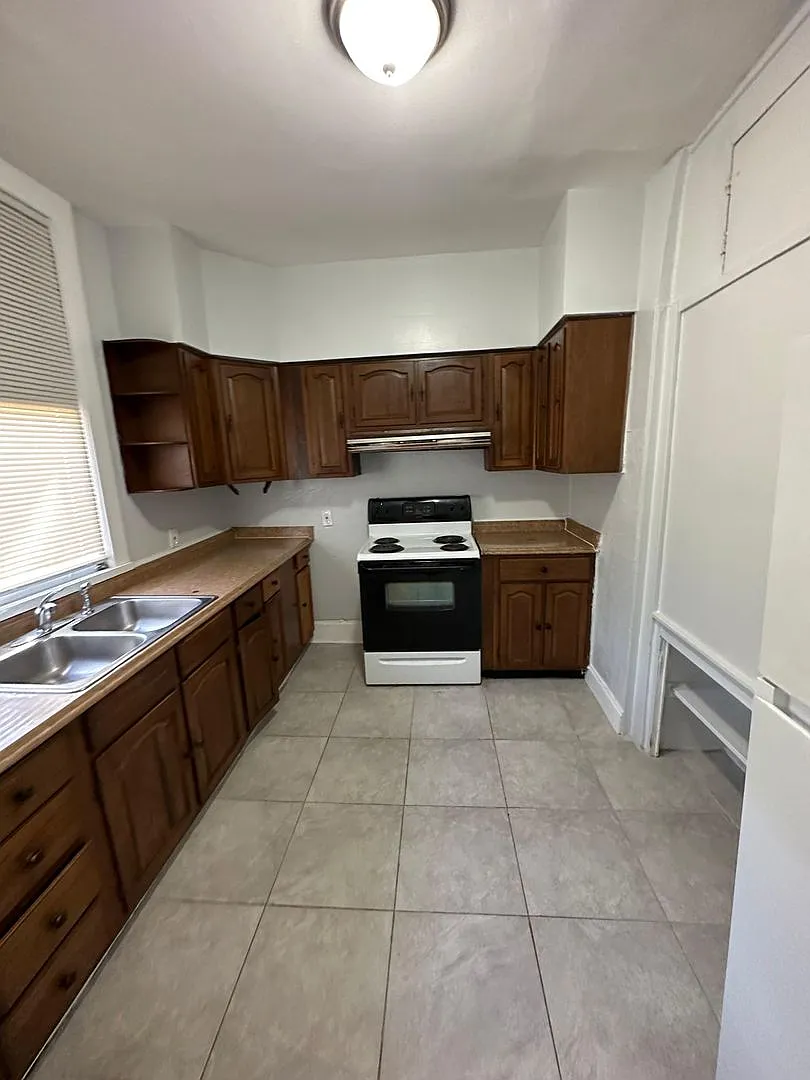 Fully renovated Single Family 2/1 available for immediate rent! — Photo 1