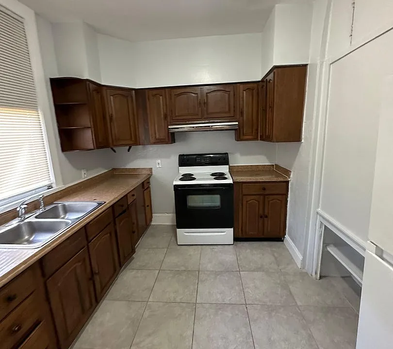 130 E 5th St