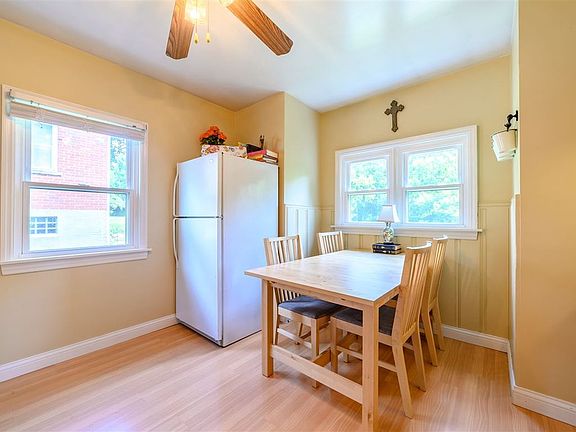 5th image of 28 E Lakeside Ave