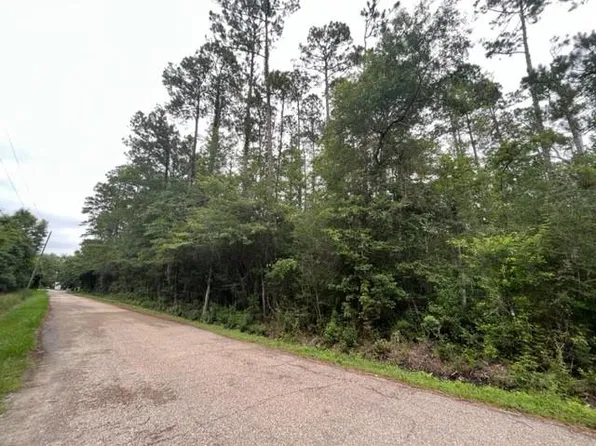 Lynn St, Lacombe, LA 70445