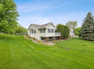 828 Woodland Dr, Saint Paul, MN 55115