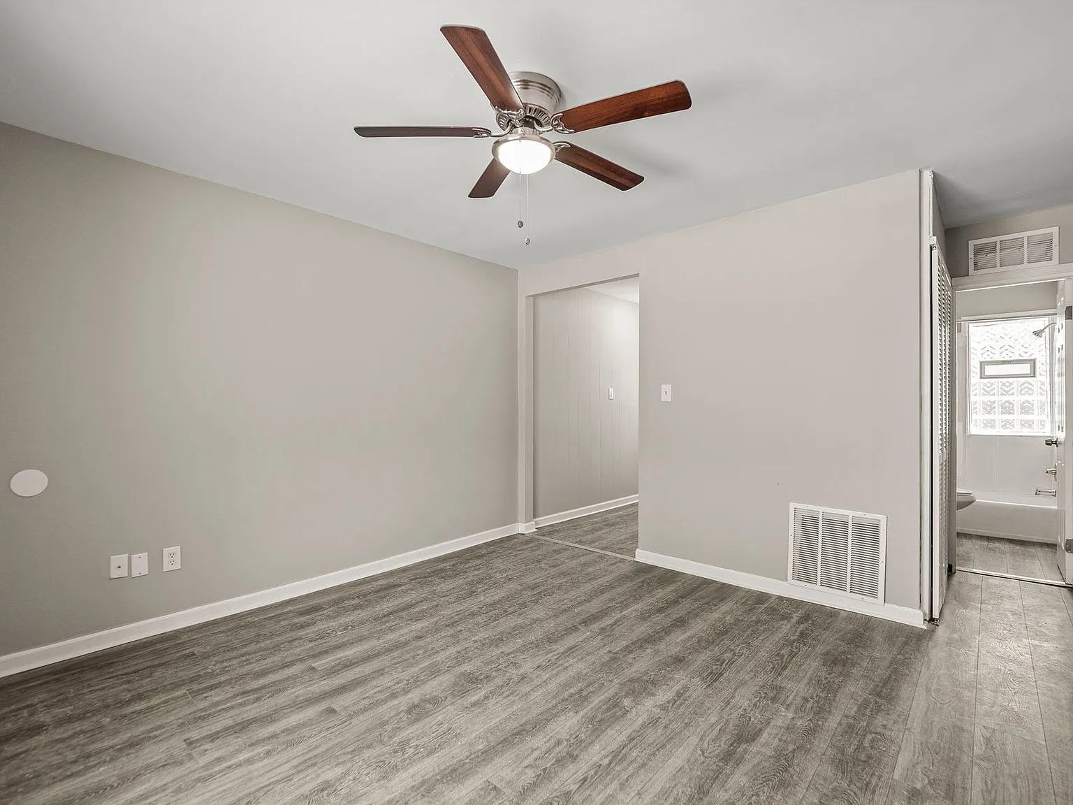 Ranch Apartment Homes in Great Troy Location — Photo 3