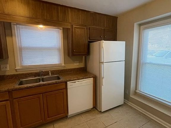 3rd image of 1728 Village Lake Dr