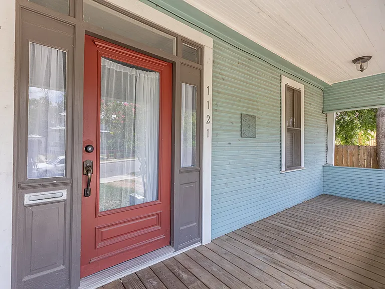 1121 E Crockett St — Photo 3