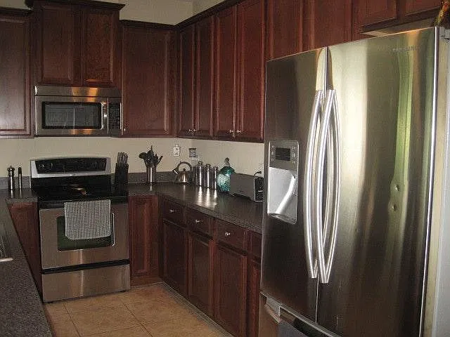 3 bed, 1894 sqft, $2,400 — Photo 4
