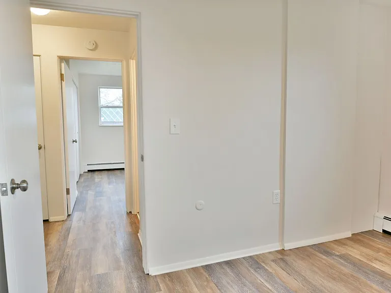 560 Gladys St — Photo 18