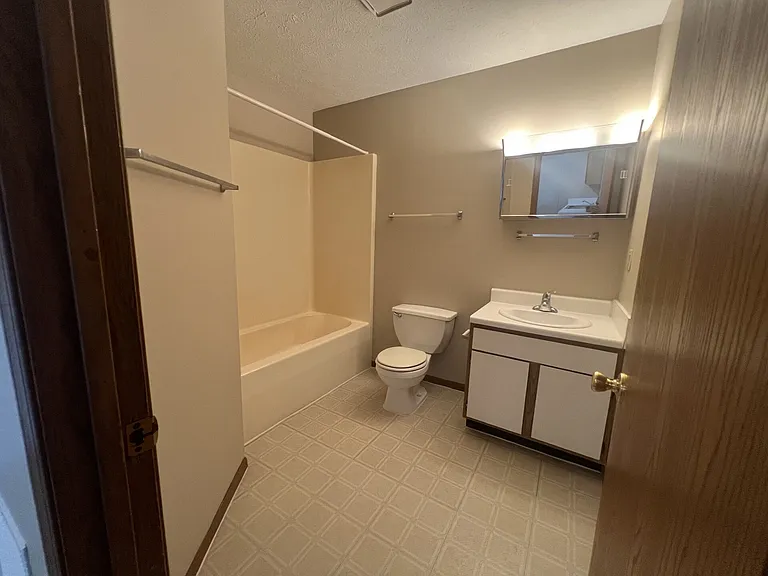 Fox Pointe Apartments — Photo 28