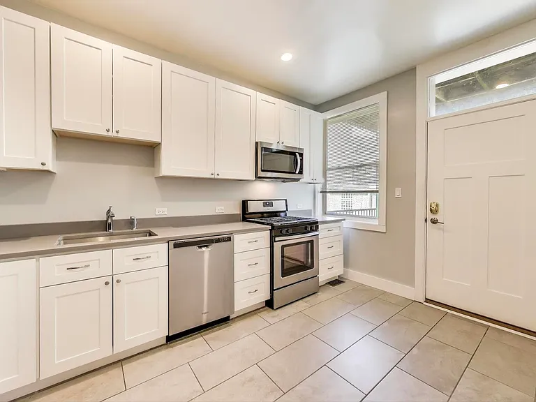 4746 N Malden St #3 — Photo 8
