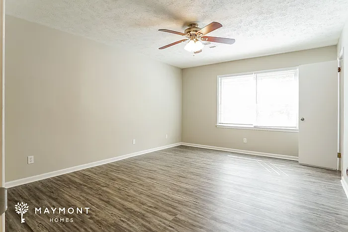 705 Waverly Ln — Photo 8