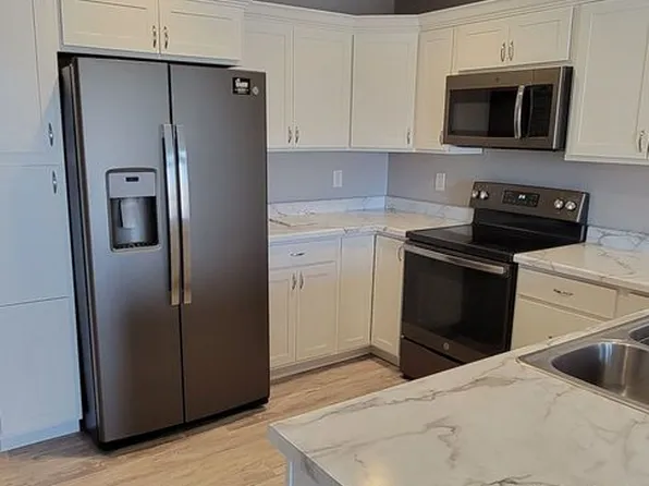 823 Grindstone Cir, Waterloo, IA 50702