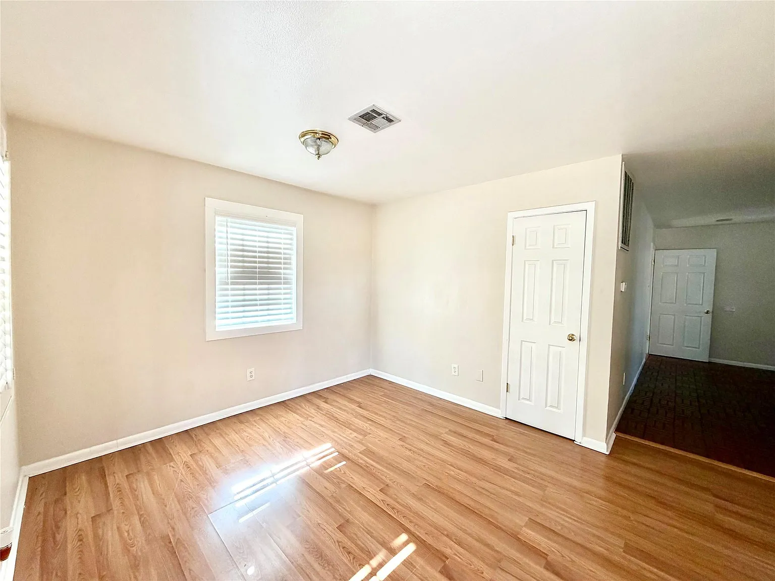4 bed, 2.0 bath, 2038 sqft, $2,200 — Photo 2