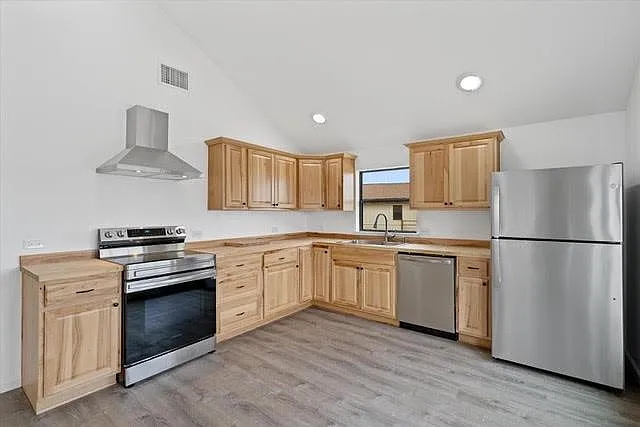 3 bed, 2.0 bath, 1120 sqft, $2,200 — Photo 4
