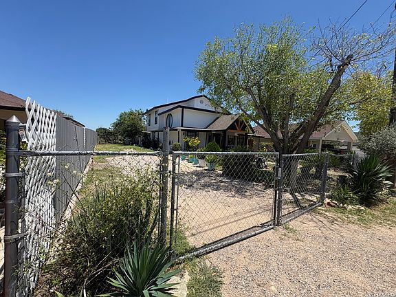 3rd image of 563 LA PALOMA DR