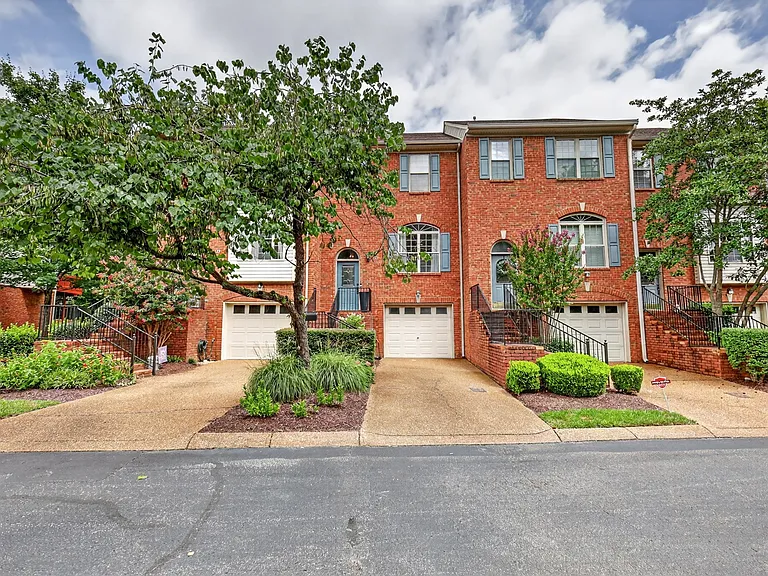 131 Carriage Ct — Photo 33