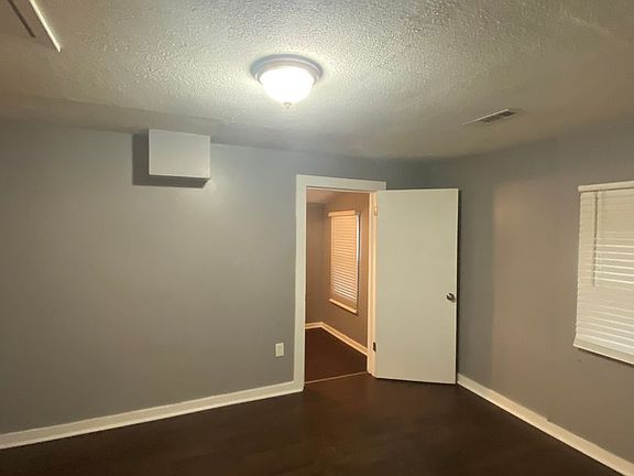 4th image of 5518 N Broadway St