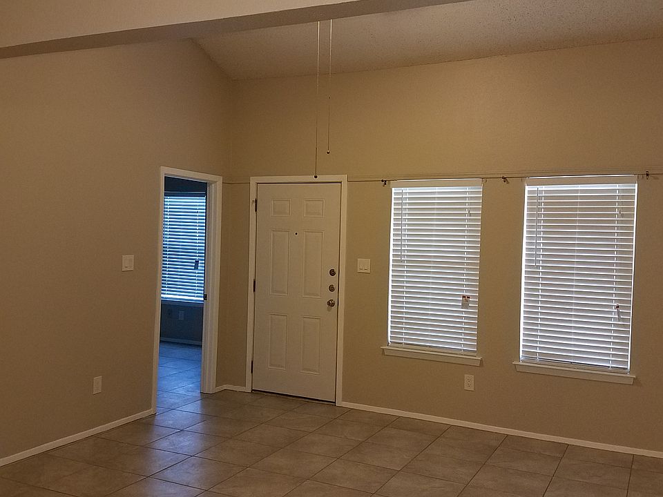 106 Owen Circle Living Room Front wall