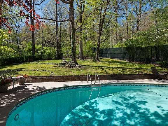 3rd image of 5117 Malibu Dr
