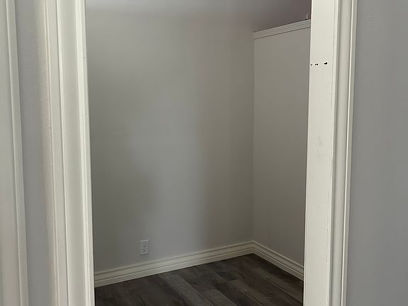 3rd image of 514 E Van Buren Ave