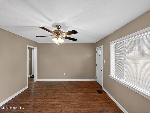 4th image of 1912 Carolyn Ln