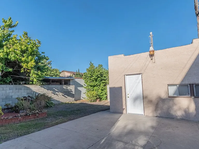 2226 S Redondo Blvd — Photo 2