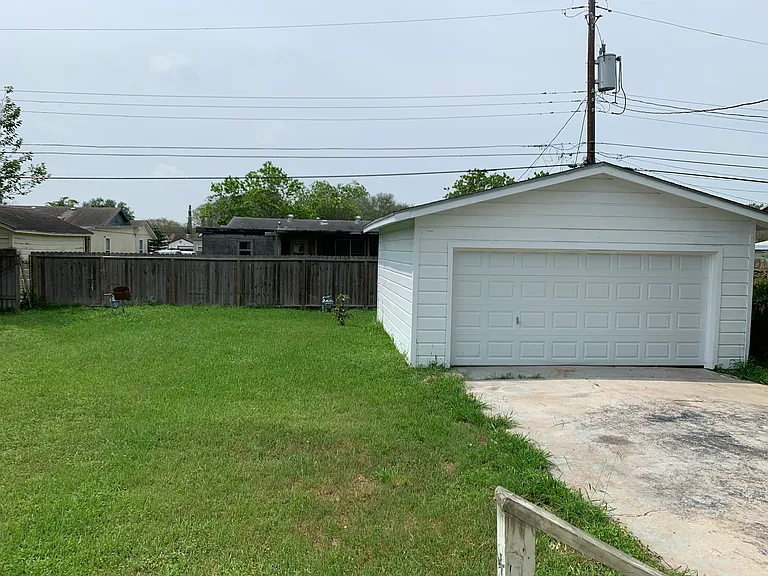 622 Lansdown Dr — Photo 2