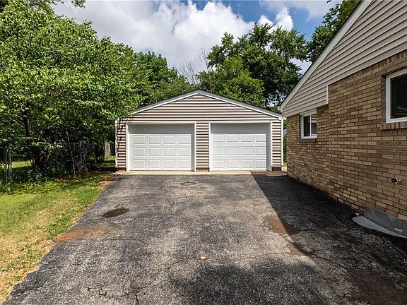 3rd image of 425 Enderly Ct