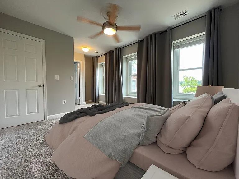 689 W Glebe Rd — Photo 3