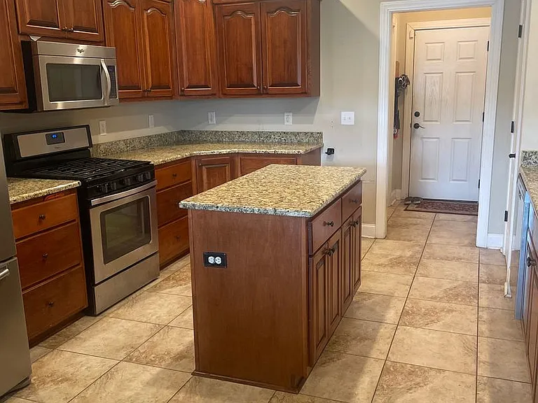 670 Uniola Dr — Photo 4
