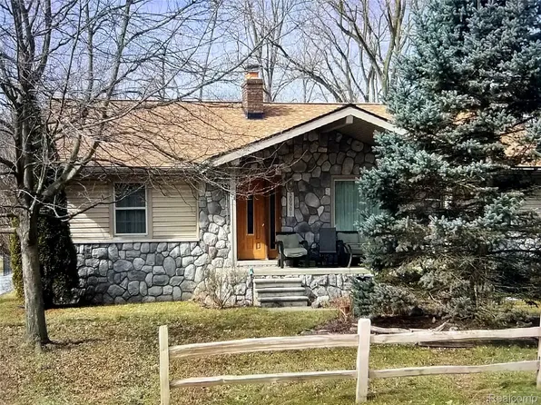 20901 Sunnydale St, Farmington Hills, MI 48336