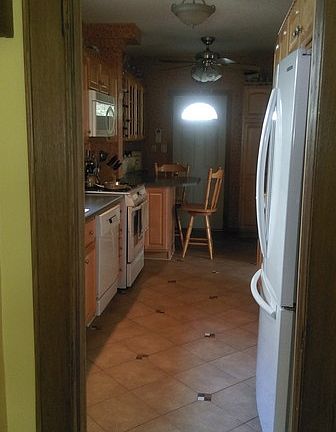Upgraded porcelain tile in kitchen