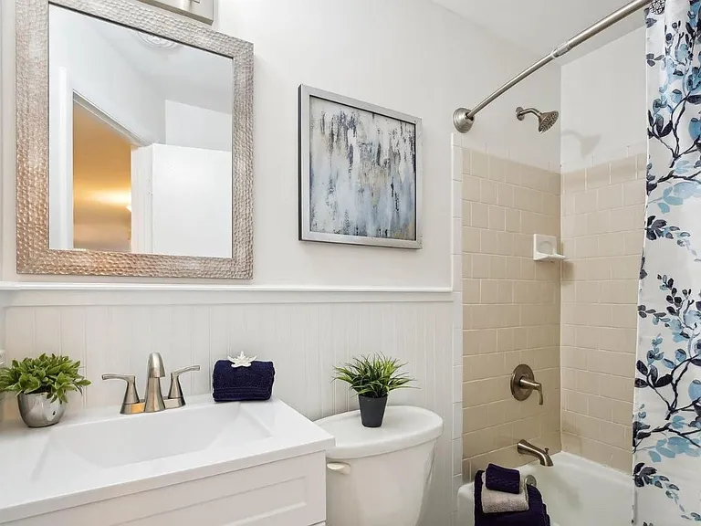 616 E St NE #B — Photo 14