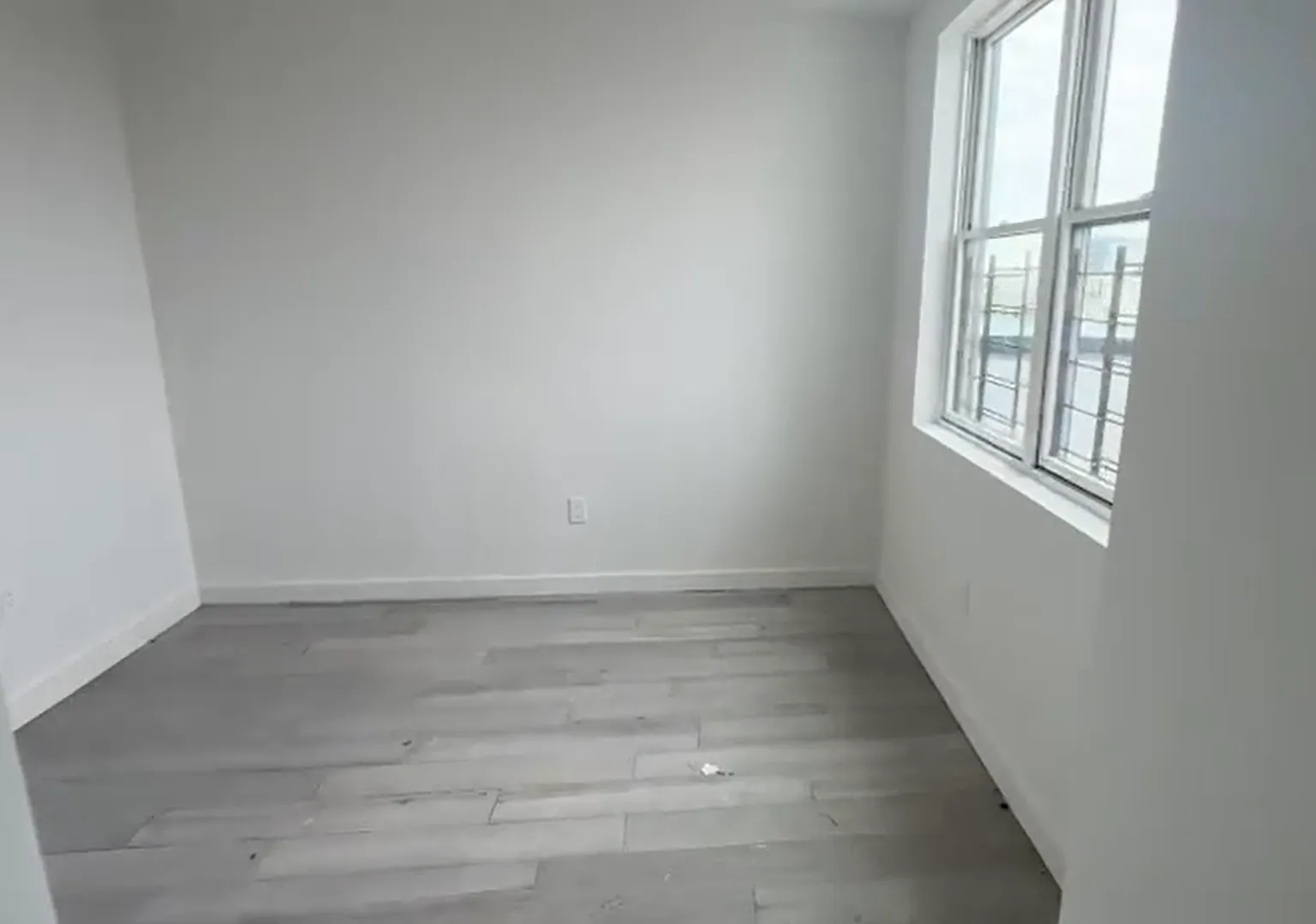 3 bed, 900 sqft, $3,532 — Photo 2