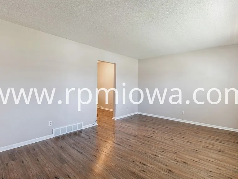 215 NW Arlan Dr — Photo 3