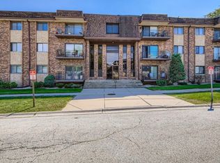 8901 S Roberts Rd, Hickory Hills, IL 60457
