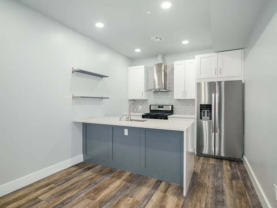 342 W Queen Ln #3