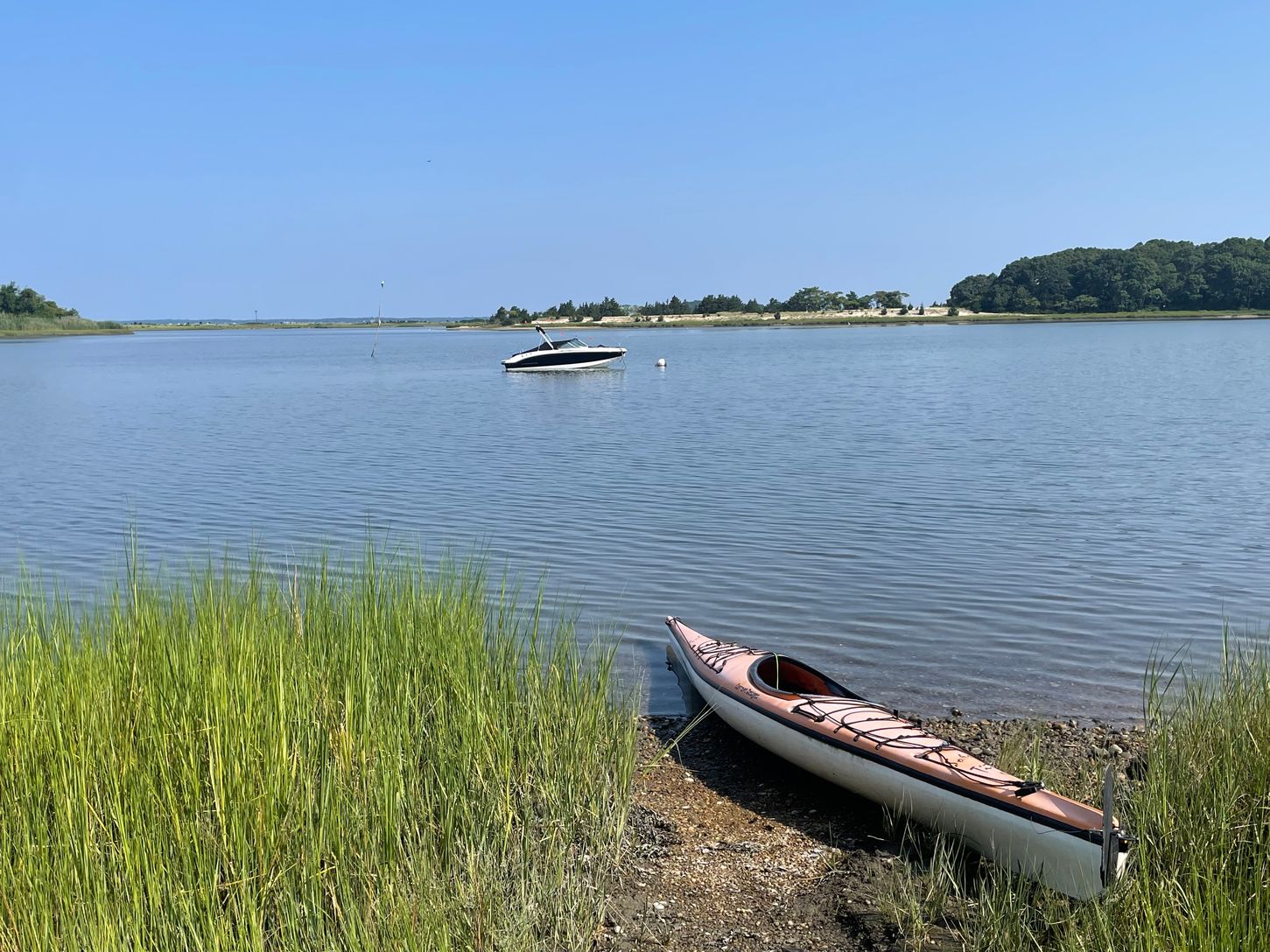  Nearby bay access