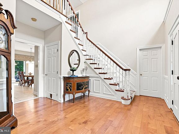 2nd image of 135 Burgundy Cir