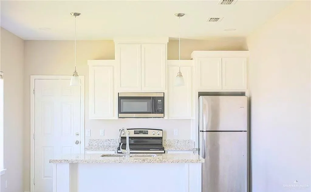 3 bed, 2.0 bath, 1080 sqft, $1,150 — Photo 3