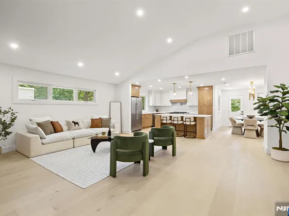 14 Chestnut Ave, Closter, NJ 07624