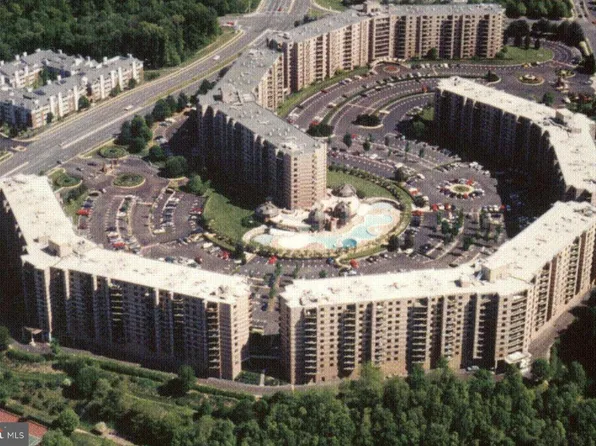 8350 Greensboro Dr APT 802, Mc Lean, VA 22102