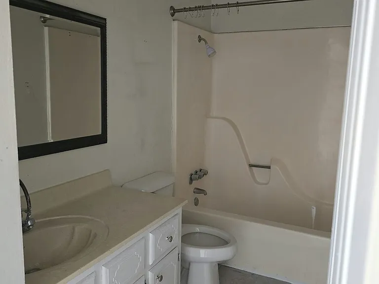 201 Regency Ave #C — Photo 1