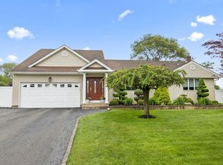 7 Amboy Rd, Oakdale, NY 11769
