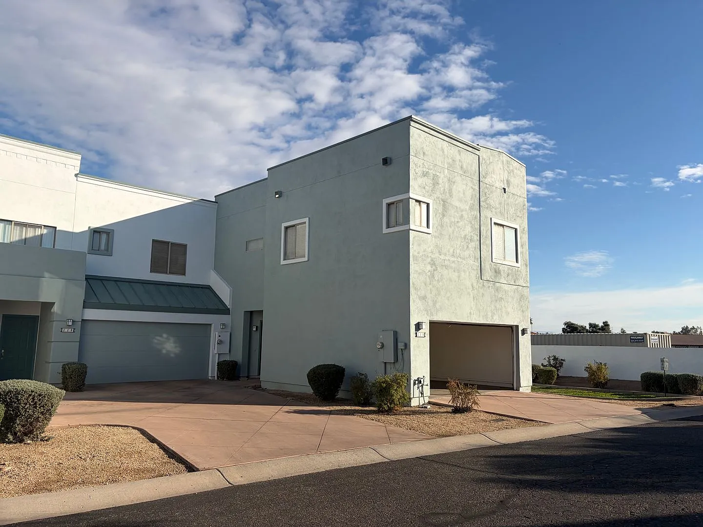2 Bedroom 2.5 Bath Townhome! — Photo 2