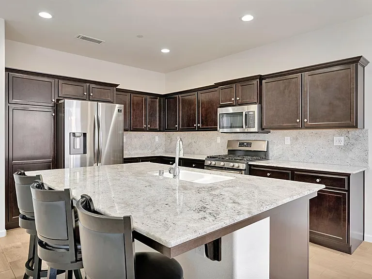 2153 Lombard Ln — Photo 11