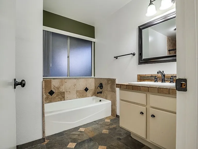 929 Darlene Ct — Photo 9