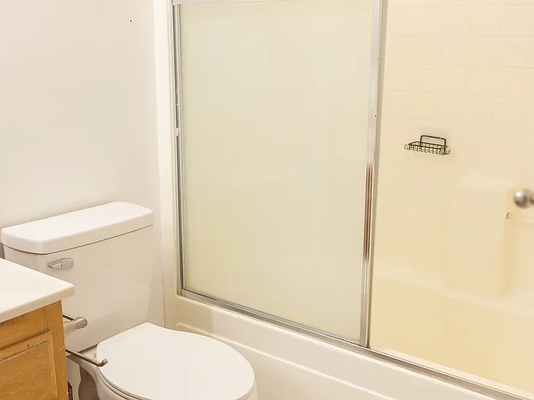 Bathroom 2 with Shower/Tub